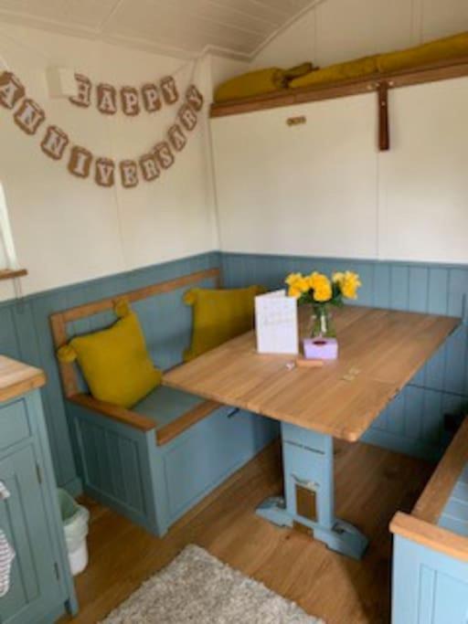 Romantic Shepherds Hut With Stunning Sunsets Hollingbourne Экстерьер фото